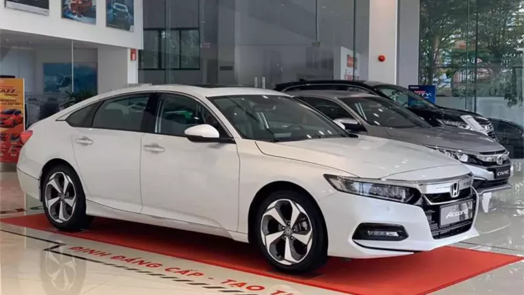 Read more about the article Giá xe Honda Accord chạm đáy với mức giảm kỷ lục 220 triệu đồng