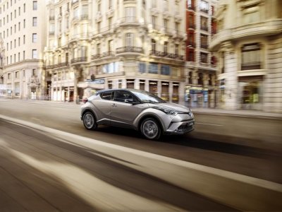 Hé lộ thiết kế nội thất Toyota C-HR: Đối thủ mới của Honda HR-V 4