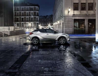 Hé lộ thiết kế nội thất Toyota C-HR: Đối thủ mới của Honda HR-V 1