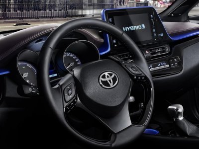 Hé lộ thiết kế nội thất Toyota C-HR: Đối thủ mới của Honda HR-V 11