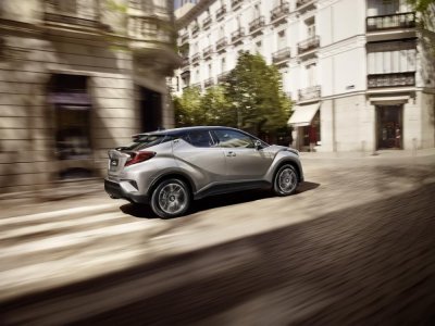 Toyota C-HR Hybrid sẽ là phiên bản tiết kiệm nhiên liệu nhất với 3,7 lít/ 100 km.