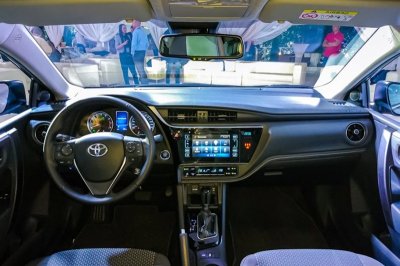 Toyota Corolla Altis 2017 có khoang cabin thiết kế lại và bổ sung thêm nhiều tiện ích 1