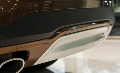Cản sau được ốp màu sáng mờ Cản sau được ốp màu sáng mờ.