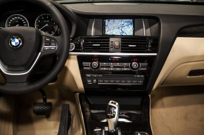 Màn hình trung tâm 6,5'''''''''''''''' của BMW X3 được thiết kế nổi bật hơn với 2 đường viền crom cách điệu Màn hình trung tâm 6,5'''''''''''''''' của BMW X3 được thiết kế nổi bật hơn với 2 đường viền crom cách điệu,.