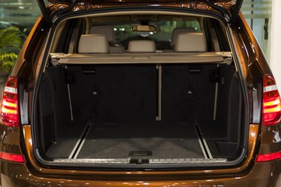 Khoang hành lý 550 lit của BMW X3 có thể mở rộng thành 1.600 lít khi gập hàng ghế sau Khoang hành lý 550 lit của BMW X3 có thể mở rộng thành 1.600 lít khi gập hàng ghế sau.