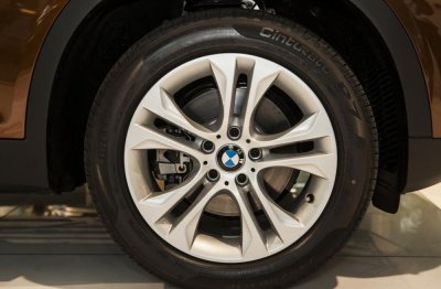 BMW X3 được trang bị vành hợp kim kích thước 18" BMW X3 được trang bị vành hợp kim kích thước 18".