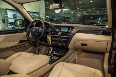 các chi tiết nội thất của BMW được bọc da tiêu chuẩn Sensatec, ốp gỗ Fine-line màu than Anthracite các chi tiết nội thất của BMW được bọc da tiêu chuẩn Sensatec, ốp gỗ Fine-line màu than Anthracite.