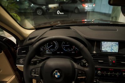 HUD - Head Up Display - hiển thị thông tin lên kính lái của BMW X3 HUD - Head Up Display - hiển thị thông tin lên kính lái của BMW X3.