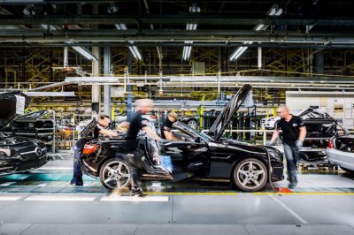 Mercedes-Benz và Audi điên cuồng mở rộng sản xuất, thách thức BMW Mercedes-Benz và Audi điên cuồng mở rộng sản xuất, thách thức BMW.