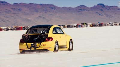 Chiêm ngưỡng Volkswagen Beetle rú ga, phá kỉ lục tốc độ 330 km/h Chiêm ngưỡng Volkswagen Beetle rú ga, phá kỉ lục tốc độ 330 km/h 2
