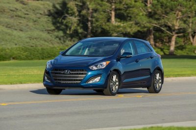 Hyundai Elantra GT 2017 ra mắt, giá từ 18.800 USD Hyundai Elantra GT 2017 ra mắt, giá từ 18.800 USD.