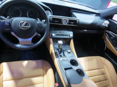 Lexus RC Turbo sở hữu không gian nội thất thể thao, sang trọng và đẳng cấp.