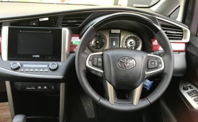 Toyota Innova Touring Sport sở hữu khoang nội thất đậm chất thể thao.