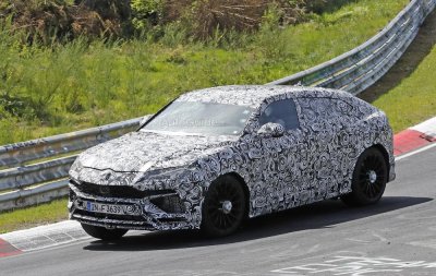 Chiêm ngưỡng siêu SUV Lamborghini Urus chạy trên đường đua.