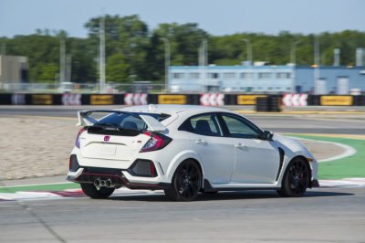 Vì sao Honda Civic Type R 2017 có 3 ống xả? 67887 Vì sao Honda Civic Type R 2017 có 3 ống xả? t442