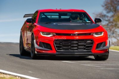 Chevrolet Camaro ZL1 1LE 2018 có giá từ 1,6 tỷ.