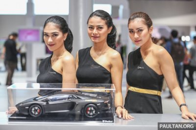 Bóng hồng "tỏa nắng" tại triển lãm ô tô Indonesia GIIAS 2017 a3