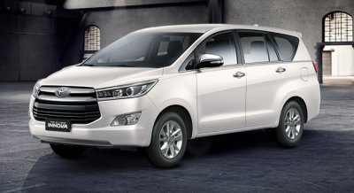 Toyota Innova màu trắng từ phía trước a6