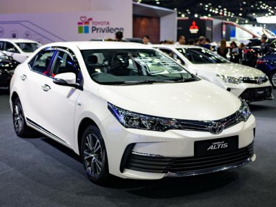 Ảnh chụp Toyota Corolla Altis mà trắng từ phía trước a5