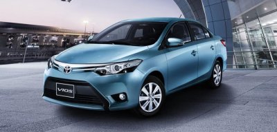 Toyota Vios màu xanh dương nhìn từ phía trước a3