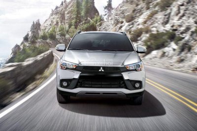 Khác với Outlander, phiên bản Sport không có những tính năng an toàn vượt trội mặt trước Mitsubishi Outlander Sport màu trắng