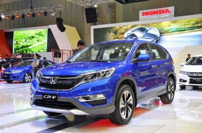 Honda CR-V màu xanh chụp phía trước tại triển lãm a2