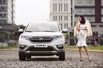 Honda CR-V màu bạc chụp cùng người mẫu từ phía trước a1