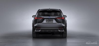 Phía sau với những chi tiết hình chữ L ở cản sau của Lexus NX Facelift 2018
