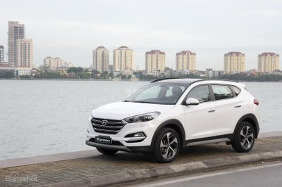 Hyundai Tucson 2017-2018 màu trắng chụp từ bên sườn 