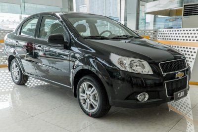 Chevrolet Aveo màu đen chụp bên sườn tại đại lý