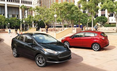 Ảnh chụp bộ đôi Ford Fiesta màu đen và đỏ 