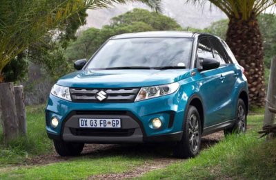 Suzuki Grand Vitara mà xanh chụp từ phía trước