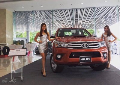 Toyota Hilux màu cam chụp từ phía trước ở đại lý