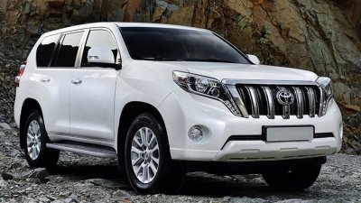 Toyota Land Cruiser Prado màu trắng chụp từ phía trước 