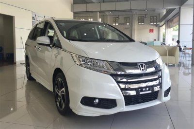 Honda Odyssey trắng ở đại lý