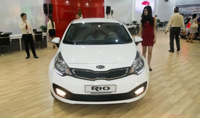 Kia Rio màu trắng, ảnh chụp từ phía trước 