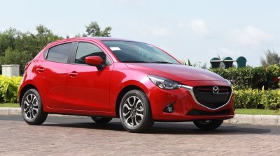 Mazda 2 màu đỏ từ bên sườn 