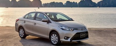 Toyota Vios màu vàng chụp từ bên sườn