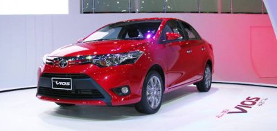 ảnh chụp phía trước của Toyota Vios màu đỏ