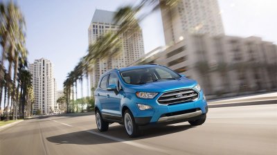 Ảnh chụp phía trước của Ford EcoSport màu xanh 