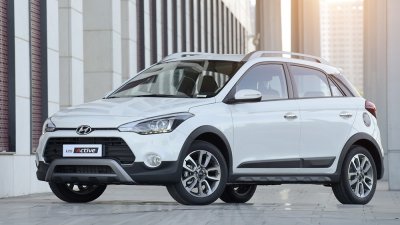 Hyundai i20 Active màu trắng chụp từ phía trước 