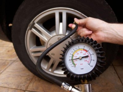 Cần kiểm tra áp suất lốp 14 ngày/lần Nên sử dụng đồng hồ đo chuyên nghiệp để đo áp suất lốp