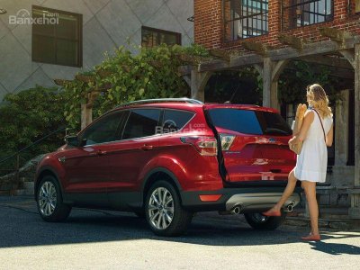 Ford Escape màu đỏ góc phần tư thứ 2