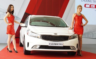 Kia giảm giá hàng loạt mẫu xe ô tô trong tháng 10/2017: Kia Sorento dẫn đầu Kia Cerato màu trắng chụp từ phía trước