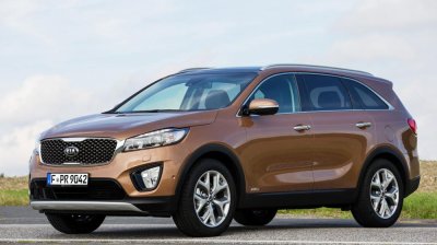 Kia giảm giá hàng loạt mẫu xe ô tô trong tháng 10/2017: Kia Sorento dẫn đầu Kia Sorento màu nâu chụp từ sườn xe