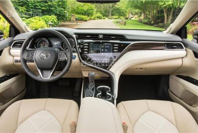 So sánh xe Toyota Camry 2018 và Honda Accord 2017 về chất lượng nội thất.