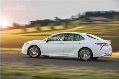 So sánh xe Toyota Camry 2018 và Honda Accord 2017 về khả năng xử lý.