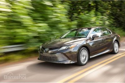 So sánh xe Toyota Camry 2018 và Honda Accord 2017 về khả năng tăng tốc.