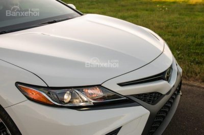 Thân xe Toyota Camry 2018 có nhiều nét trạm khắc hơn.