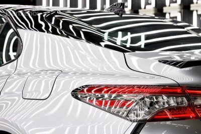 Mui xe màu đen tương phản trên Toyota Camry 2018 được sơn thủ công.